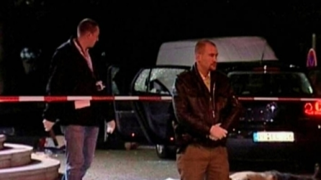 cadaveri giacciono sull'asfalo dopo l'attentato di Duisburg