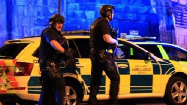 Manchester, bomba al concerto di Ariana Grande; per la polizia è 'un attentato terroristico'
