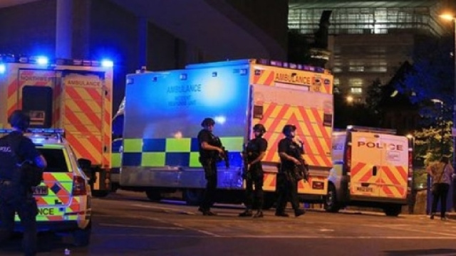 Manchester, strage al concerto di Ariana Grande: "E' terrorismo"