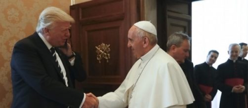 Donald Trump incontra il Papa: clima disteso, doni e battute. Cosa si sono detti i due? - unita.tv