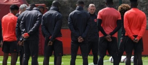 Estremecedor minuto de silencio en el entrenamiento de Manchester United