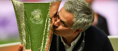 Mourinho bacia la coppa dell'Europa League