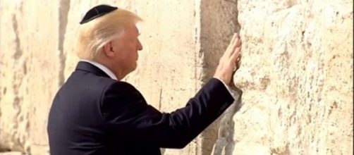 Il presidente Trump in raccoglimento davanti al Muro del Pianto