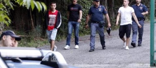 L'arrivo sul posto degli amici dei due ragazzi trovati morti in una cava dismessa a La Spezia.