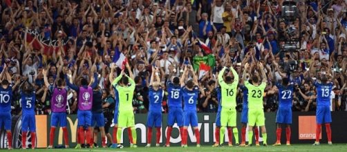 VIDÉO - Euro 2016 : le clapping des Bleus avec leurs supporters au ... - rtl.fr