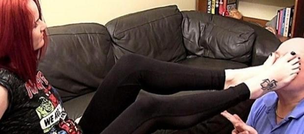 A jovem enfatiza que não faz sexo com os seus clientes, que é apenas uma Dominatrix e, por isso, o seu namorado não tem que se preocupar A jovem enfatiza que não faz sexo com os seus clientes, que é apenas uma Dominatrix e, por isso, o seu namorado não tem que se preocupar
