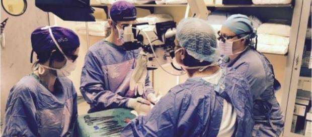 Equipe médica que operou o homem Equipe médica que operou o homem