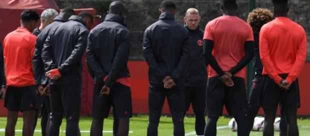 Estremecedor minuto de silencio en el entrenamiento de Manchester United Estremecedor minuto de silencio en el entrenamiento de Manchester United