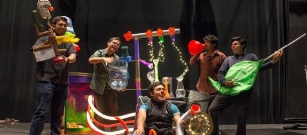Orquesta basura musicalizando la puesta de clown CRASH. Un llamado de atención por la contaminación Orquesta basura musicalizando la puesta de clown CRASH. Un llamado de atención por la contaminación