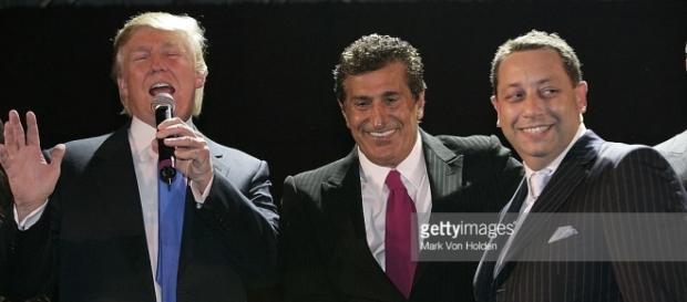 Photos et images de Trump, Arif, Sater Soho Launch Party - Inside | Getty Images - gettyimages.fr Photos et images de Trump, Arif, Sater Soho Launch Party - Inside | Getty Images - gettyimages.fr