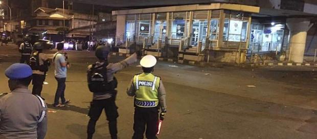 Suspected suicide bomb in Jakarta kills policeman, injures 4 ... - seattlepi.com Suspected suicide bomb in Jakarta kills policeman, injures 4 ... - seattlepi.com