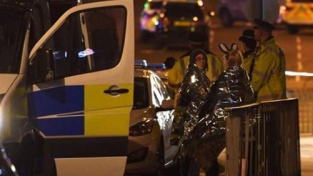 due ragazze vengono assistite dai soccorsi (La Repubblica)