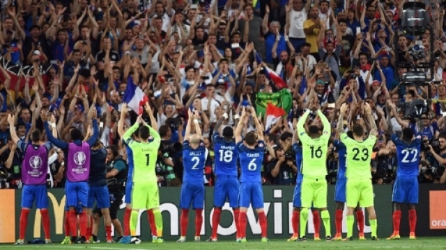 VIDÉO - Euro 2016 : le clapping des Bleus avec leurs supporters au ... - rtl.fr