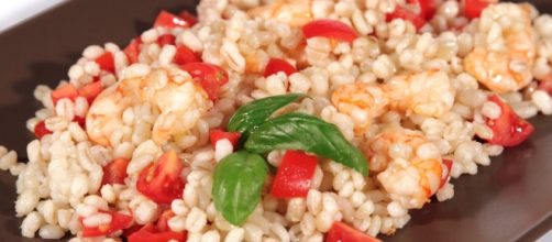 Insalata d'orzo con gamberi e pomodori