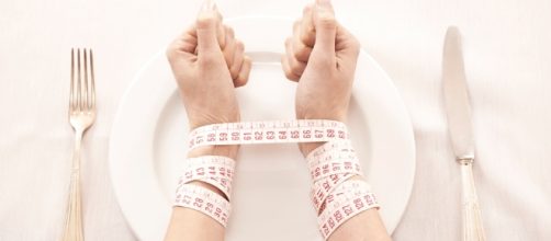 Non è abbastanza magra per ricevere i trattamenti contro l'anoressia: la storia di Hannah
