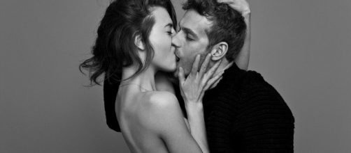 Photographer Ben Lamberty captures couples passionately kissing ... - dailymail.co.uk