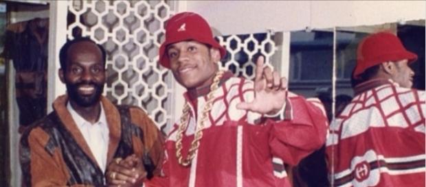 Dapper Dan con il rapper LL Cool J nella sua boutique, mentre indossa una giacca Gucci Dapper Dan con il rapper LL Cool J nella sua boutique, mentre indossa una giacca Gucci