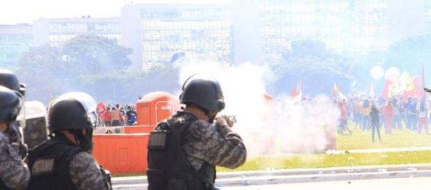 Força policial tenta impedir a violência dos manifestantes Força policial tenta impedir a violência dos manifestantes