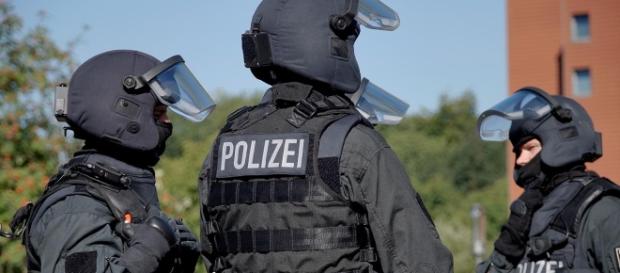 Hier sieht man Spezialkräfte der Polizei. Hier sieht man Spezialkräfte der Polizei.