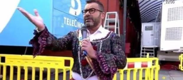 Jorge Javier Vázquez con su traje de fallera Jorge Javier Vázquez con su traje de fallera