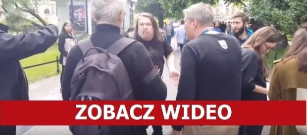 Mężczyzna zachowywał się bardzo agresywnie (źródło: youtube.com) Mężczyzna zachowywał się bardzo agresywnie (źródło: youtube.com)