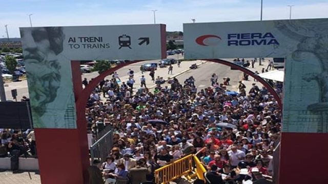 Candidati in coda alla Fiera di Roma (Fonte: Facebook)