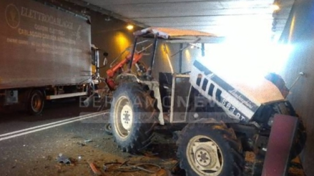 Incidente a Clusone, coinvolti un camion e un mezzo agricolo