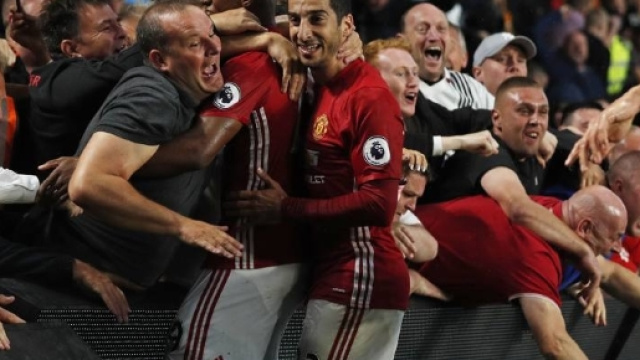 Tifosi e giocatori del Manchester United (Fonte: gazzetta.it)