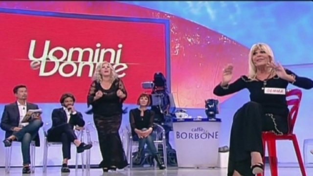 Uomini e Donne: scontro tra Tina e Cipollari dopo l'intervista doppia di Signoretti