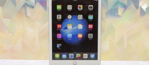 Apple could be planning 10.5-inch iPad Pro for 2017, flexy OLED ... - cnet.com