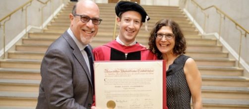Facebook CEO, Mark Zuckerberg Finally Graduates From Harvard ... - gistreel.com