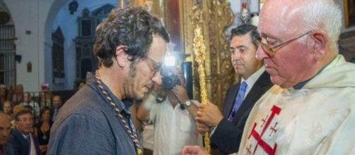 Kichi recibiendo la medalla de hermano del Nazareno