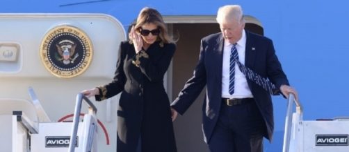Melania Trump non da la mano al marito