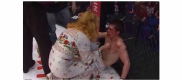 Após perder luta, atleta apanha da mãe (Fonte internet) Após perder luta, atleta apanha da mãe (Fonte internet)