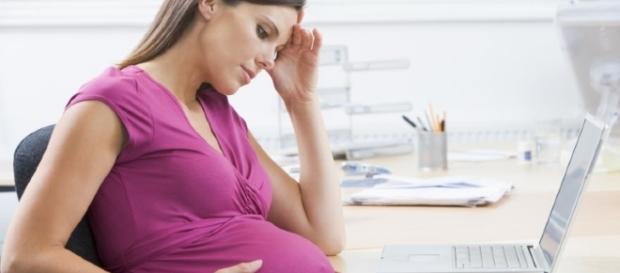 Mujer embarazada en su lugar de trabajo. Mujer embarazada en su lugar de trabajo.