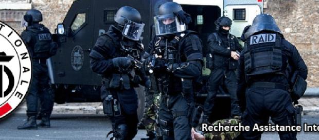 Le RAID, une unité spéciale française appelée lors de cas de grand banditisme ou terrorisme. Le RAID, une unité spéciale française appelée lors de cas de grand banditisme ou terrorisme.