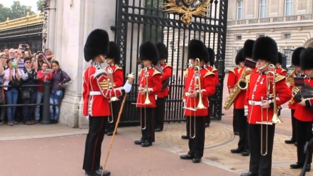 le Guardie del Reggimento Foot Guards con i tipici cilindri in pelliccia di orso bruno