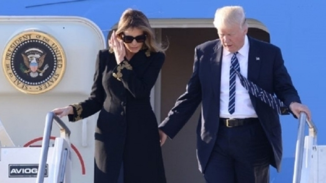 Melania Trump non da la mano al marito