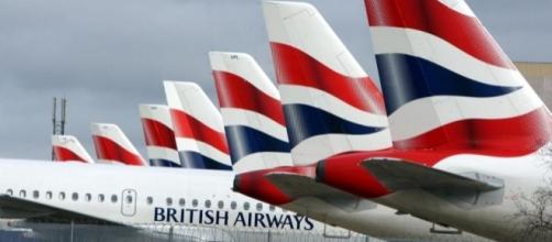 Backlogs of planes, passengers and baggage are causing chaos in airports (via thesun.co.uk)
