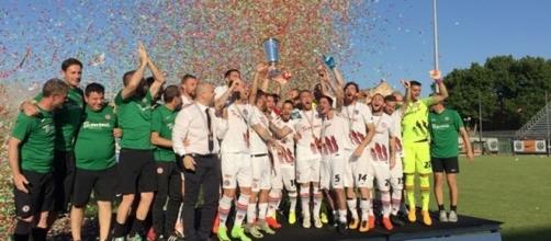 Il Foggia solleva la Supercoppa (fonte: trivenetogoal.it)