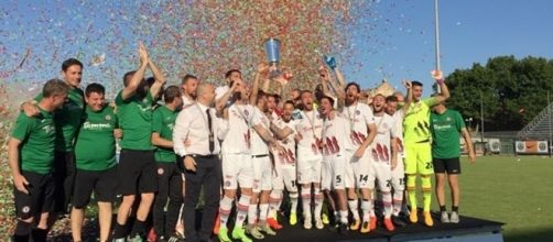 Il Foggia solleva la Supercoppa (fonte: trivenetogoal.it)