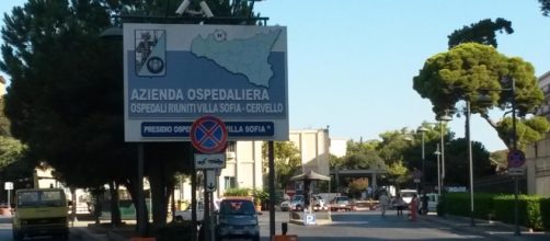 Inutile la corsa all'ospedale Villa Sofia di Palermo: il bambino soffocato a causa di un'oliva ingerita è arrivato già morto.