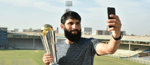 Misbah with the Trophy ..Pak vs Ban ICC CT trophy live streaming - image -BN library