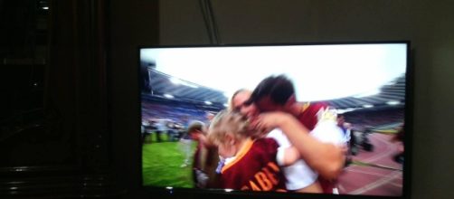 Totti piange in diretta con la sua famiglia nell'ultimo saluto alla Roma