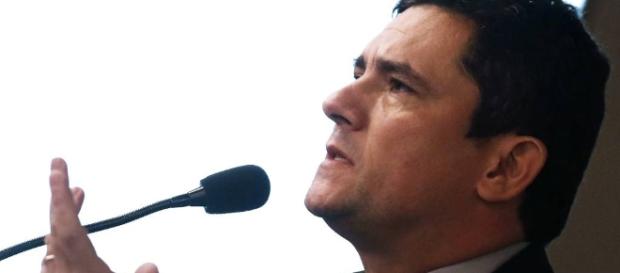 Ação de parlamentares quer beneficiar políticos envolvidos em escândalos Ação de parlamentares quer beneficiar políticos envolvidos em escândalos