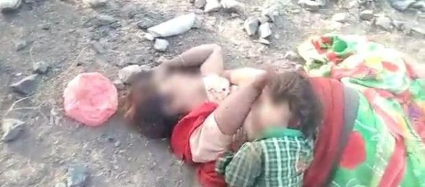 Bebê é encontrado mamando no peito de sua mãe já sem vida Bebê é encontrado mamando no peito de sua mãe já sem vida