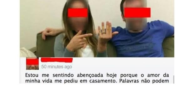 Imagem do casal junto sentado no sofá Imagem do casal junto sentado no sofá