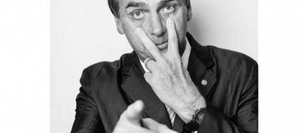 Jair Bolsonaro admitiu que "rouba" nas flexões Jair Bolsonaro admitiu que "rouba" nas flexões