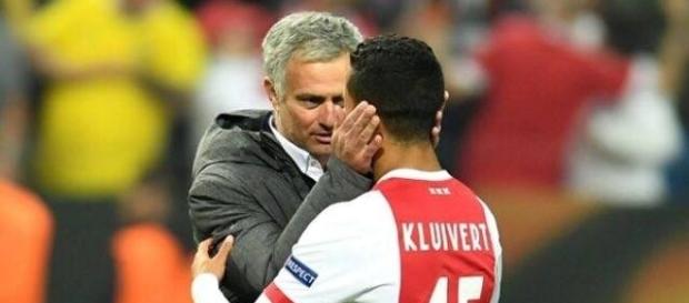 Mourinho fait une promesse au fils de Kluivert Mourinho fait une promesse au fils de Kluivert