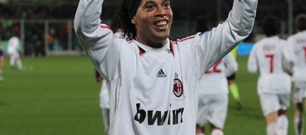 Ronaldinho Gaúcho jogou por vários times Ronaldinho Gaúcho jogou por vários times